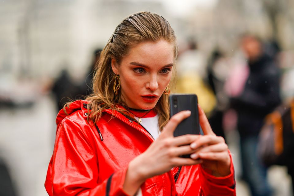 Small screen, big danger: Be sure to scrutinize URLs that arrive via text. (Photo: Getty Images)