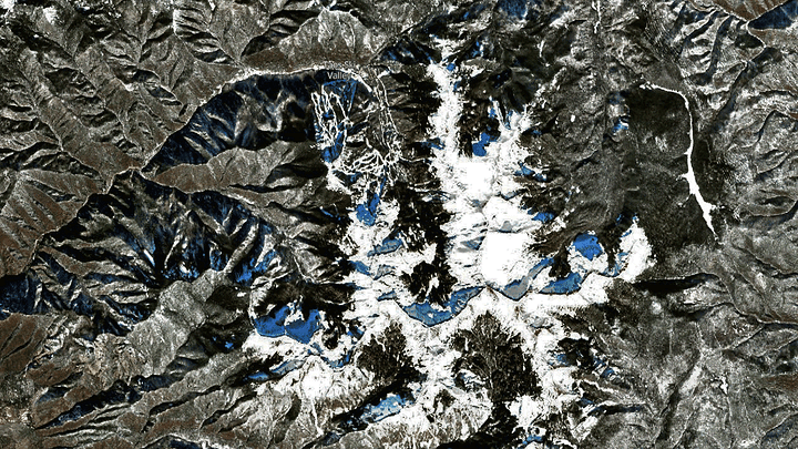 Sentinel-2 satellite images showing Taos Ski Valley in December 2020 (heavy snow cover) and December 2021 (largely bare). (Gif: Brian Kahn/Sentinel Hub)