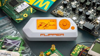 The screen of the Flipper Zero displays a dolphin that reacts when the device is used.
