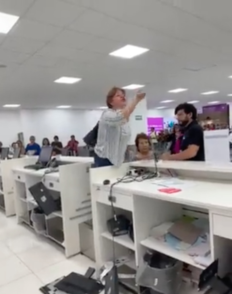 Woman goes berserk at Mexican airport ticket counter