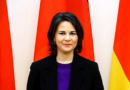 German Foreign Minister Annalena Baerbock, standing in front of some German flags (“Bundesflagge”)